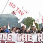 NO TAV forzano recinzione e arrivano ai cantieri: tensione in Val di Susa NO TAV protesters’ rally march