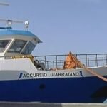 Peschereccio italiano salva migranti: no di Malta, sbarcano a Lampedusa Peschereccio Accursio Giarratano